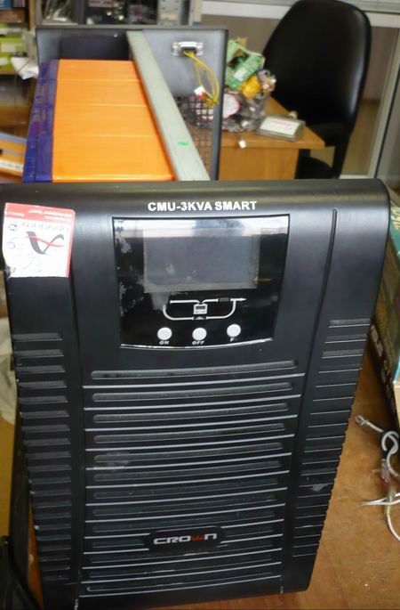 ИБП Crown CMU-3KVA Smart, вид со стороны передней панели